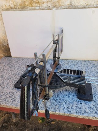 Sierra ingletadora manual con guía