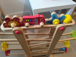 Rampa de madera artesanal para niños