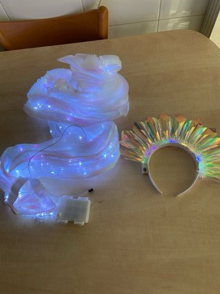 Capa de fiesta con luces LED y corona