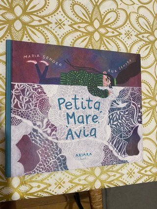 Cuento infantil “Petita, Mare, Àvia”