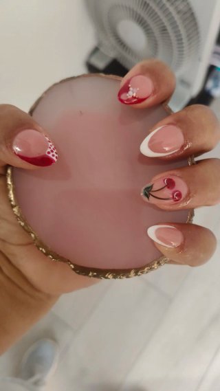 Servicio de uñas y puesta de  extrnciones