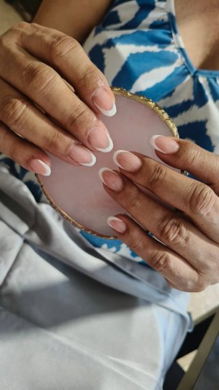 Servicio de uñas y puesta de  extrnciones