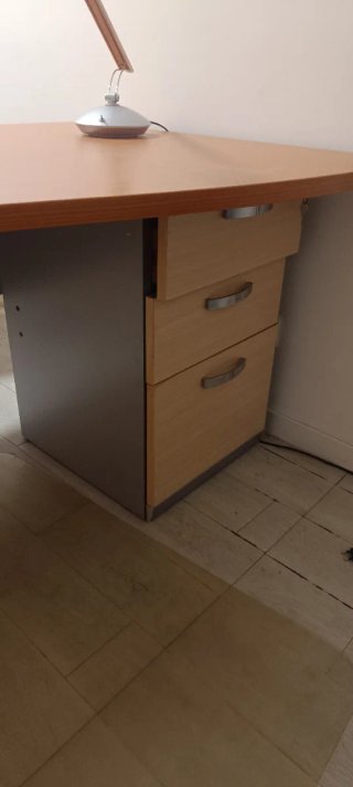 Mesa de despacho y sillas de oficina y mueble