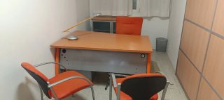 Mesa de despacho y sillas de oficina y mueble