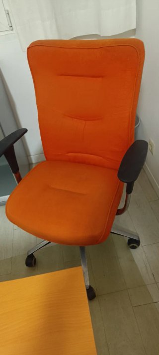 Mesa de despacho y sillas de oficina y mueble