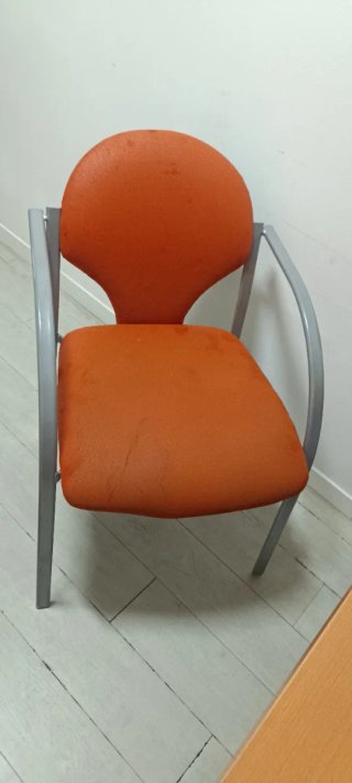 Mesa de despacho y sillas de oficina y mueble