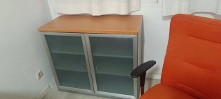 Mesa de despacho y sillas de oficina y mueble