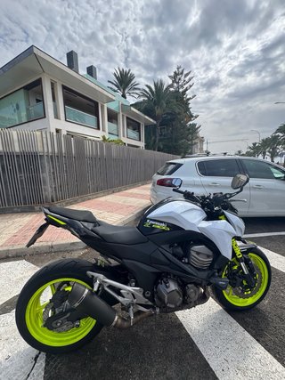 Kawasaki Z800e Blanca y Negra