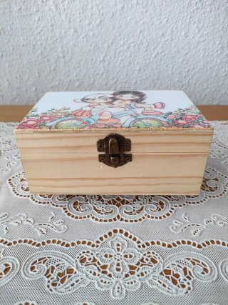 Caja de madera decorada con niños en bici