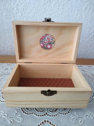 Caja de madera decorada con niños en bici