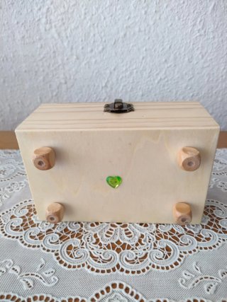 Caja de madera decorada con niños en bici