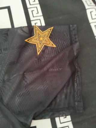 Camiseta negra transparente con números dorados 24