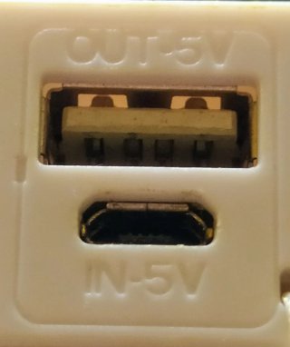 Batería externa y cables de carga