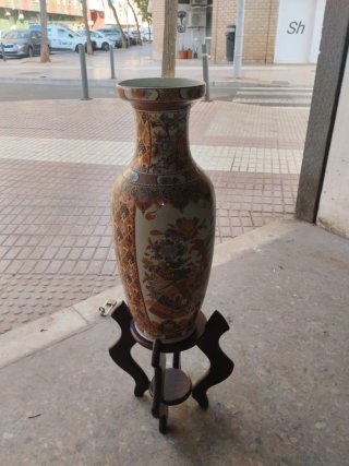 Jarrón japonés de cerámica con soporte