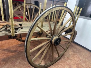 Antiguo carro de labranza de madera