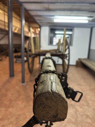 Antiguo carro de labranza de madera