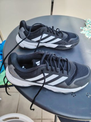 Zapatillas Adidas Negras y Blancas