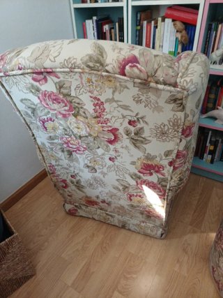 Butaca de lectura con reposapiés floral