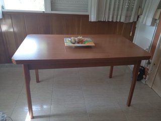 Mesa de comedor de madera