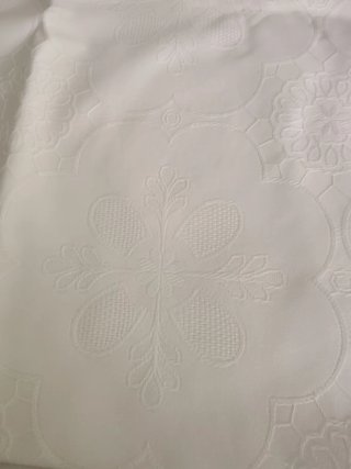 Mantelería de mesa para 12 comensales.