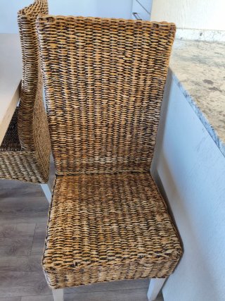 Mesa extensible madera maciza + 4 sillas ratán