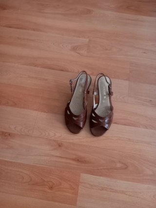 Zapatos de tacón marrones