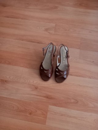Zapatos de tacón marrones