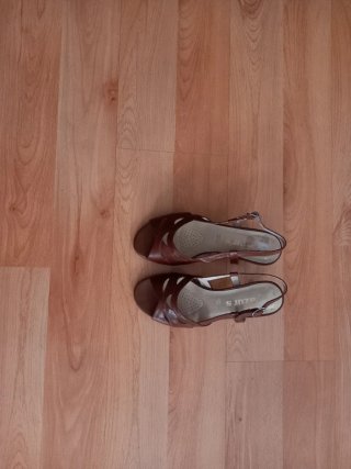 Zapatos de tacón marrones