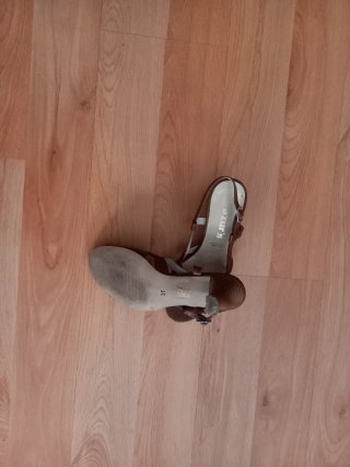 Zapatos de tacón marrones