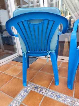 Juego 4 sillas plástico con cojines