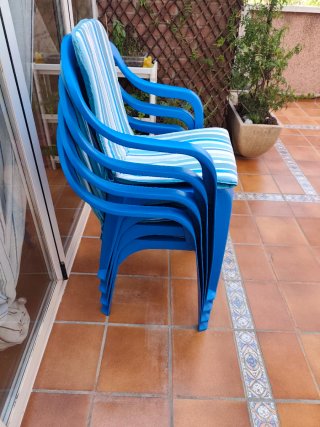 Juego 4 sillas plástico con cojines