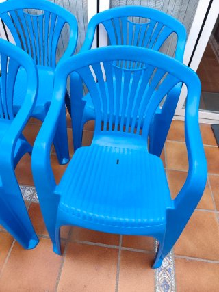 Juego 4 sillas plástico con cojines