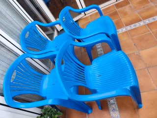 Juego 4 sillas plástico con cojines