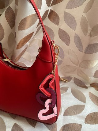 Bolso de hombro rojo con corazones