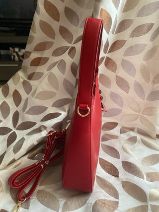 Bolso de hombro rojo con corazones