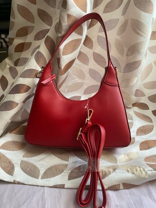 Bolso de hombro rojo con corazones