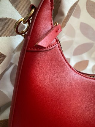 Bolso de hombro rojo con corazones