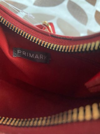 Bolso de hombro rojo con corazones