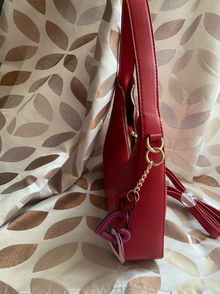 Bolso de hombro rojo con corazones