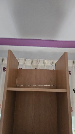 Escritorio con librería y estantes