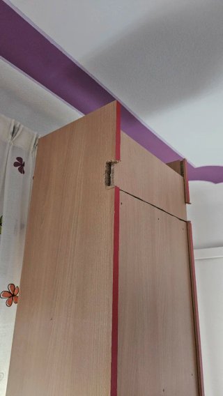 Escritorio con librería y estantes