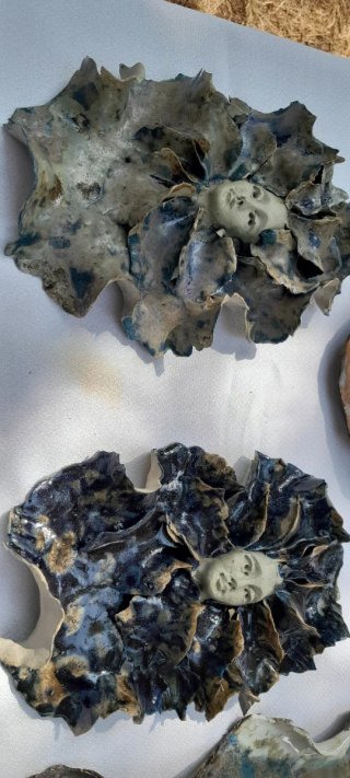 Caras de cerámica decorativas