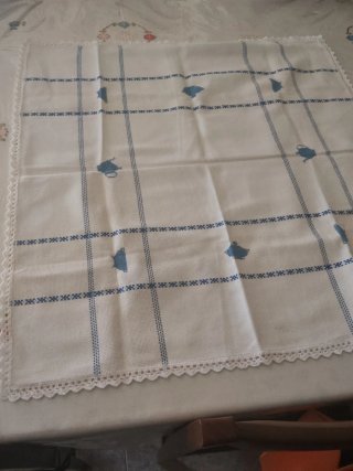 2 Manteles Bordados a Mano