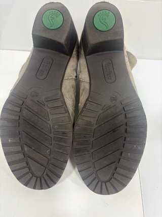 Botines grises con tachuelas