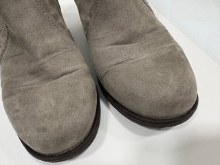 Botines grises con tachuelas