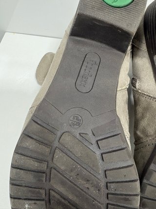 Botines grises con tachuelas