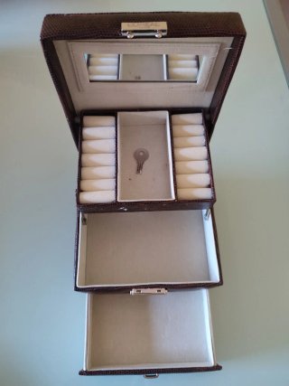 Joyero de piel con espejo y cajón
