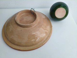 Plato y jarrón de cerámica decorado