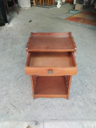 Mesita de noche de madera