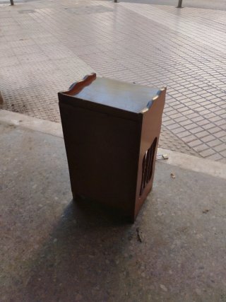 Mesita de noche de madera